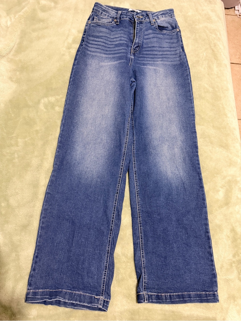 Wide Leg Women's Jeans in Medium Blue - Casual High-Rise Style